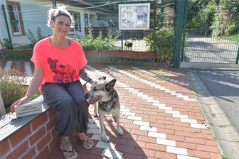 Tierheim Freiberg bereitet Streunersteinfest vor - Im Tierheim in Freiberg, hier Leiterin Claudia Schubert, findet am Samstagnachmittag ein Streunersteinfest statt.
