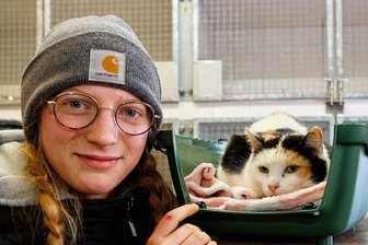 Tierheim Langenberg: Eine Katze aus dem Motorraum und Hundetraining für die Armee - Die 17-jährige Luise Kühne aus Limbach-Oberfrohna, die im Tierheim Langenberg ein Freiwilliges Ökologisches Jahr absolviert, mit der Katze, die aus dem Motorraum eines Autos befreit wurde. 