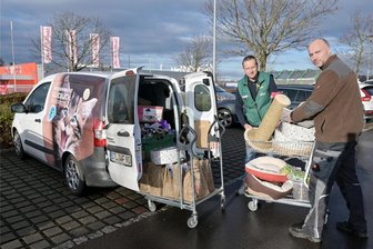 Tierheim „Waldfrieden“ in Stollberg erhält Autoladung voller Spenden - Ein Auto voller Spenden: Dehner-Marktleiter Andre Schlögl (l.) und Andreas Herold vom Tierschutzverein Stollberg.