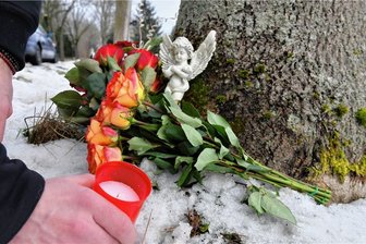 Tierheimmitarbeiter nach Unfalltod von Kollegin: "Wir vermissen dich, wir vergessen dich nie" - An der Unfallstelle nahe des Tierheims in Freiberg zündet ein Mitarbeiter eine Kerze für seine verstorbene Kollegin an. 