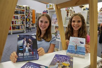Tierische Agenten und mystische Erlebnisse - Der Buchsommer in Lichtenstein - Nina (links) und Nelly Ludwig aus Bernsdorf gehören zu den 99 Kindern und Jugendlichen, die am Buchsommer in der Bibliothek Lichtenstein teilnehmen.