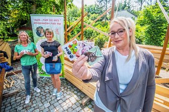 Tierische Hilfsaktion: Kartenspiel für neues Leopardengehege im Auer Zoo - Tierparkleiterin Bärbel Schroller, Künstlerin Katja Süß und die Geschäftsführerin von Bretschneider Verpackungen, Ulrike Seidel (v. l.), mit dem "Tier-Mäh-Mo". 