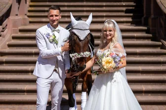 Tierische Hochzeit: FSV-Zwickau-Torhüter Lucas Hiemann hat sich getraut - Lucas gab seiner Lucy auf dem Schloss Lichtenwalde das Ja-Wort. „Diamond“ (Mitte) gehörte zur Hochzeitsgesellschaft.