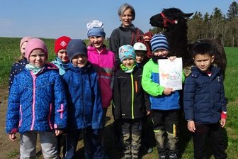 Tierische Patenschaftspremiere - Die Schulanfänger 2022 der evangelischen Kindertagesstätte Arche Noah Bernsgrün sind jetzt Paten des sechsjährigen Lamas Blacky.