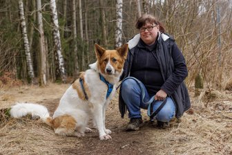 Tierische Pechvögel: Tierheim-Hunde aus dem Erzgebirge bekommen zweite Chance im Fernsehen - Fibi hatte schon mehrfach Pech in ihrem Hundeleben und wird seit Langem im Tierheim „Neu-Amerika“ betreut – im Bild mit Sindy Nentwich.