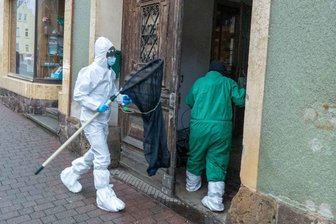 Tierischer Einsatz in Hartha: Veterinäramt holt verwahrloste Tiere aus einem Haus - Mit Kescher ausgerüstet, rückte das Veterinäramt an, um Katzen aus einer Wohnung zu holen.