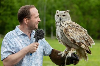 Tierisches Vergnügen: Stößt MDR-Moderator Mario D. Richardt bei Dreharbeiten für „Mach dich ran“ in Plauener Falknerei an seine Grenzen? - 