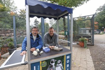 Tierisches Wissen von und für Limbach-Oberfrohnaer: Was steckt hinter dem neuen Bildungsprojekt des Tierparks? - Edgar Weber (li.) und Patrick Prüß wollen mit dem Infomobil die pädagogische Arbeit ausbauen.