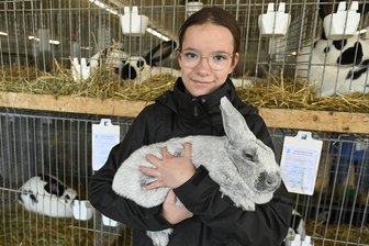 Tierisches Wochenende im Oberen Vogtland: Vielfalt und ein großes Problem - Stolz und Freude bei Linda Müller: Mit dem Tier der Rasse Helle Großsilber wurde sie in Oelsnitz Kreisverbandsjugendmeisterin.