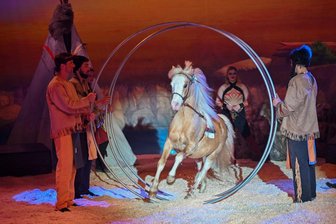 Die Pferdeshow "Yakari und der kleine Donner" tourt durch Deutschland. Seit Freitag sind die Artisten, Pferde und Ponys in Chemnitz.