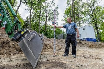 Tierpark Falkenstein: Bauarbeiten für neuen Zugang und Café haben begonnen - Die Bauarbeiten für den neuen Eingang samt Funktionsgebäude des Tiergartens Falkenstein haben begonnen. Sven Pfrötzschner von der Bauleitung kontrolliert die Höhe der Baugrube.