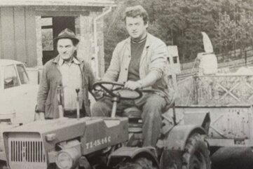 Tierpark feiert Geburtstag: 50+1 - Ein Bild aus den Anfangsjahren, als ein Traktor für Dieter Haase (l.) und Frank Ott noch eine große Errungenschaft war. 