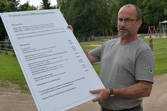 Tierpark Hirschfeld bei Zwickau: Zum 1. Juli werden die Eintrittspreise erhöht - Ab 1. Juli gelten im Tierpark Hirschfeld neue Eintrittspreise. Mario Ritter von der Tierpark-Leitung mit der neuen Übersichtstafel für den Eingang.