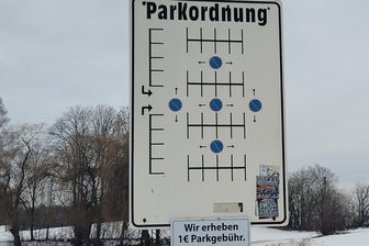 Tierpark Hirschfeld vertraut bei Parkgebühren auf die Ehrlichkeit der Besucher - und das klappt erstaunlich gut - Die Hinweise auf die neue Parkgebühr sind nicht leicht zu finden.