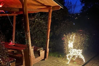 Tierpark im Erzgebirge lädt erstmals zu eigener Weihnachtsveranstaltung ein - Zum Hutzenohmd ist der Auer Zoo der Minis am 6. Dezember festlich geschmückt.