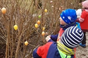 Tierpark: Suche nach goldenem Ei - Die Kinder des Schulhorts Kids und Co. haben den Tierpark österlich geschmückt. 