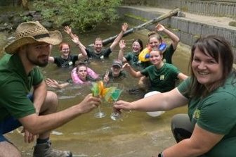 Tierpfleger gehen baden - Das Team im Zoo der Minis hat sich der Teich-Challenge gestellt - vorn links Sandro Uhlig und rechts Silke Bauer. 
