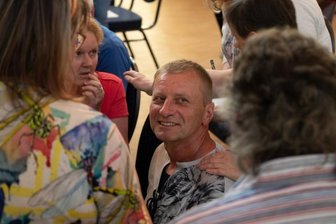 Tierpfleger und Popstar aus dem Zoo Leipzig: Jörg Gräser in Limbach-Oberfrohna - Jörg Gräser wurde vor dem Vortrag in der Parkschänke Limbach-Oberfrohna von vielen Fans um Autogramme gebeten.