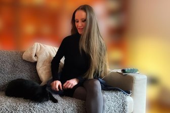 Tierquälerei im Erzgebirge: Katzen mit Schnitt- und Brandwunden in Jahnsdorf gefunden – große Angst um Kater Goldi - Die Jahnsdorferin Sylke Thieme daheim. Sie kümmert sich nicht nur um ihre eigenen Katzen, sondern hat auch ein großes Herz für Streuner. Nun hat sie Anzeige erstattet wegen Tierquälerei in Jahnsdorf.
