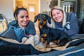 Tierrettung bewahrt ausgesetzten Hundewelpen vor dem Tod - Sandra Kolliski, Dackel Bolle und Sandra Pfefferkorn (Foto von links). Dass es dem Hund so gut geht, hat er nicht zuletzt den engagierten Mitgliedern der Tierrettung Chemnitz zu verdanken.