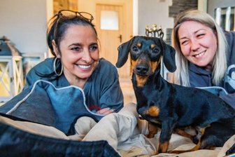 Tierrettung bewahrt ausgesetzten Hundewelpen vor dem Tod - Sandra Kolliski, Dackel Bolle und Sandra Pfefferkorn (Foto von links). Dass es dem Hund so gut geht, hat er nicht zuletzt den engagierten Mitgliedern der Tierrettung Chemnitz zu verdanken.
