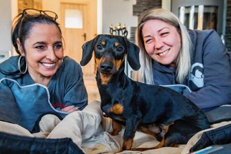 Tierrettung Chemnitz bewahrt Hundewelpen vor dem Tod - Sandra Kolliski, Dackel Bolle und Sandra Pfefferkorn (Foto von links). Dass es dem Hund so gut geht, hat er nicht zuletzt den engagierten Mitgliedern der Tierrettung Chemnitz zu verdanken. 