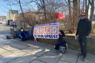 Tierschützer protestieren vor Zirkus in Chemnitz - Tierschützer der Chemnitzer Ortsgruppe von Animals Rights Watch protestieren in der Nähe des Zirkus "Paul Busch" auf dem Chemnitzer Richard-Hartmann-Platz gegen Tiere im Zirkus.