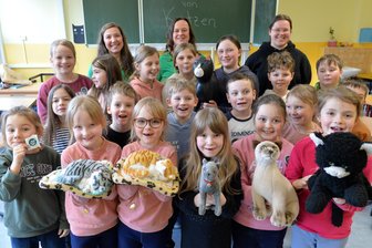 Tierschutz in Mulda: Hortkinder lernen, was Katzen brauchen – und spenden Geld - Projekt „Hauskatzen“ im Naturkinderhaus Mulda: Hortkinder mit Alina Partzsch vom Tierschutzverein Mulda/Zethau „Tierfreunde Hoffnung auf Leben“, der stellvertretenden Leiterin Bianca Beyer und Praktikantin Lena Esche (hinten, v.l.).