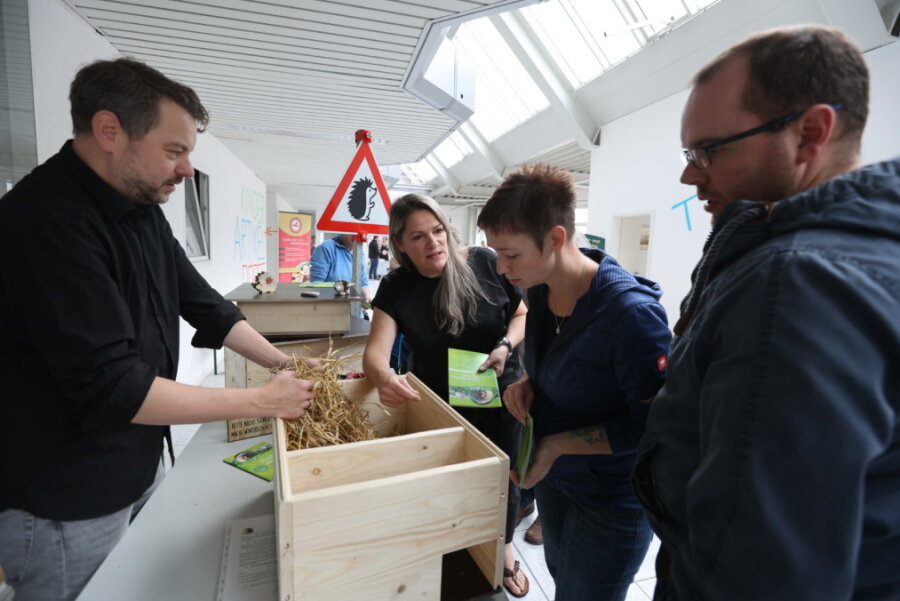 Rico und Nicole Bochmann (von links nach rechts) geben Madeleine und Jens Herold beim Tag der offenen Tür im Netz-Werk in Neukirchen Informationen zu Igelhäusern. 