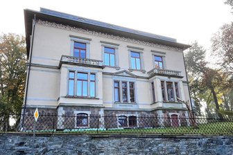 Tierschutzliga hält zur Katzenstation in Netzschkau weiter dicht - Diese imposante Jugendstil-Villa in der Georgstraße 11 in Netzschkau beherbergt die Katzenstation der Tierschutzliga Stiftung Tier und Natur. Sie soll zum Ende des Jahres geschlossen werden.