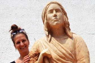 Tierwesen und Siedler aus Holz geschaffen - Die Deutsche Meisterin im Speedcarving, Res Hofmann, erschuf an zwei Tagen eine Gelenauer Siedlerin.