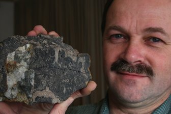 Tigeraugen locken 550 Besucher an - 
              <p class="artikelinhalt">Lutz Baldauf aus Flöha präsentierte zur Marienberger Mineralienbörse gediegenes Silber in gediegenem Arsen. In diesem Stein ist nach Aussage des Experten Silber als reines Element enthalten. </p>
            