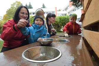 Tigerenten bekommen neuen Garten - Anne Hahn mit Camillo (vorn) und Anne Schallausky mit Leopold matschen in der Matschküche des Kinderladens im Yorckgebiet.
