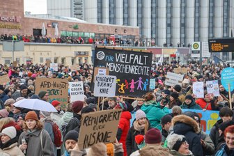 Tiktok, AfD und Friedrich Merz: Was Omas gegen Rechts in Chemnitz davon halten - Etwa 12.000 Menschen gingen am 21. Januar in Chemnitz auf die Straße. Sie demonstrierten gegen rechtsextreme Deportationspläne und die AfD. Mitten unter ihnen waren auch die Omas gegen Rechts, gut zu erkennen an ihrem Plakat.