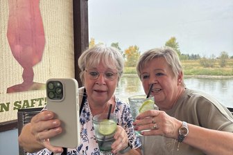 Tiktok-Berühmtheit mit 66 Jahren: „Es wünscht euch alles Gute, die Frau Ute“ - Ute (links) und Silvia filmen ein Video für Tiktok – wie üblich mit Humor, Spontanität und einem Gin Tonic in der Hand.