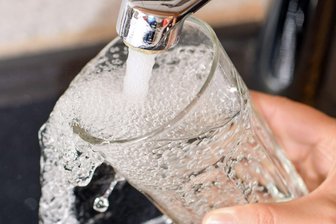 TikTok-Videos warnen vor Leitungswasser: Was ist dran? - Es stimmt nicht, dass Leitungswasser nicht mehr als Trinkwasser empfohlen wird.