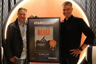 „Til Schweiger hatte Angst, nicht sympathisch genug für die Rolle zu sein“: Hauptdarsteller Janek Rieke plaudert in Zwickauer Kino aus dem Nähkästchen - Kinochef Mike Riemenschneider (rechts) begrüßt Schauspieler Janek Rieke im Astoria Kino.