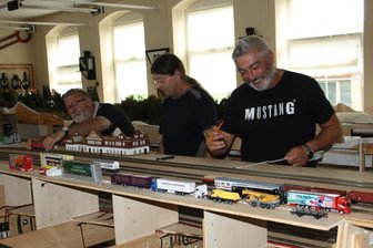 Till Weigel aus Neukirchen/Pleiße: Einmal Eisenbahner – immer Eisenbahner - Reiner Nobst (Vereinsvorsitzender), Detlef Röder und Till Weigel (von links) arbeiten mit viel Akribie an der neuen großen Clubanlage in Neukirchen.