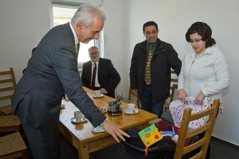 Tillichs heimlicher Besuch bei Flüchtlingen in Clausnitz - Ein Fotograf darf kurz zum Gespräch von Ministerpräsident Stanislaw Tillich (links) mit Flüchtlingen in Clausnitz. Im Hintergrund ist Landrat Matthias Damm (Mitte) zu sehen. Rechenberg-Bienenmühles Bürgermeister Michael Funke ist auch im Raum, wird aber vom Regierungschef verdeckt.