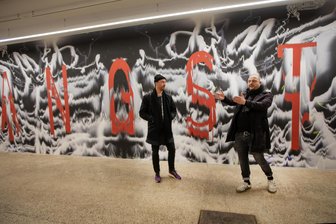 Tim Cierpiszewski macht Plauener Galerie Forum K zu seinem Ausstellungsraum - Künstler Tim Cierpiszewski (rechts) in seiner neuen Ausstellung - im Gespräch mit Vereinschef René Seifert.