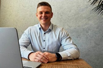 Tim Hunger: Vom CFC-Spieler zum Finanz-Influencer - Am liebsten hätte Tim Hunger seine Karriere als Profifußballer nie aufgegeben, nur das Leben spielt manchmal anders. Doch genau diese Erfahrungen sind es, die dem aufstrebenden Jungmakler heute nützen.