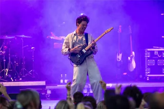 Tim Kamrad in Freiberg: Popstar rockt das Bergstadtfest - Mit Leidenschaft und voller Energie steht Tim Kamrad auf der Hauptbühne des Freiberger Bergstadtfestes am Obermarkt. Der 27 Jahre alte Singer-Songwriter spielt mit seiner Band nicht nur Songs, die im Radio in Dauerschleife laufen, sondern auch ein Stück, das bald veröffentlicht wird.