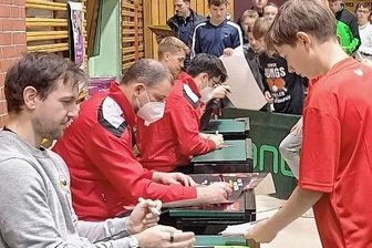 Timo Boll verzückt Mittelsachsen - Nach dem Match nahmen sich Timo Boll (l.) und seine Düsseldorfer Kollegen viel Zeit für Autogramme. 