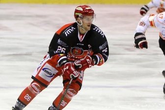 Timo Gams stürmt weiter für die Eispiraten Crimmitschau - Timo Gams (links) für die Eispiraten beim Spiel gegen Kaufbeuren.