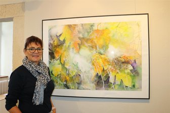 Tina Gehlert zeigt im Schloss Leubnitz faszinierende Farbwelten - Tina Gehlert zeigt eines ihrer Werke.