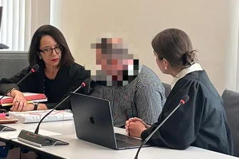„Tina’s Ice Laden“: Wer sind die Drogendealer aus Freiberg? - Am Landgericht Bamberg hat der Prozess gegen ein Dealer-Ehepaar aus Freiberg begonnen. Im Bild: Der Angeklagte und seine Verteidigerinnen Ines Kilian und Ricarda Dornbach.