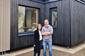 Tiny Houses: Vogtländer kommen mit kleinen Häusern groß raus - Lisa Weise-Hoff und Tom Bade vor ihrem Tiny House in Grimma. Man kann in dem Haus der beiden gebürtigen Reichenbacher demnächst probewohnen.