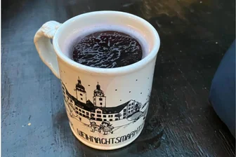 Tipfl-Abzocke auf dem Plauener Weihnachtsmarkt: „Ich dachte erst, es ist ein Scherz“ - Für diese Tasse zahlte eine Plauenerin 10 Euro. Regulär kosten die Plauener Weihnachtstipfl 3,50 Euro.