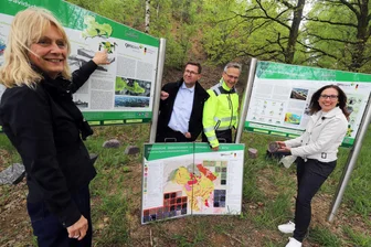 Tipp für Bergbau-Wanderer: Weg entlang der Halde am Davidschacht bei Freiberg ist was für Genießer - Eva Pretzsch vom Geopark, Holger Scheich, Heiko Schwarz und Anja Fiedler (v.l.) bei der Enthüllung der Geopark-Informationstafeln an der Spülhalde Davidschacht in Freiberg.