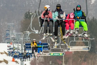 Tipp für die Winterferien: In diesem Skigebiet im Erzgebirge soll die Saison bis Mitte März gehen - Die Vierersesselbahn ist 610 Meter lang und kann bis zu 1800 Menschen pro Stunde transportieren.